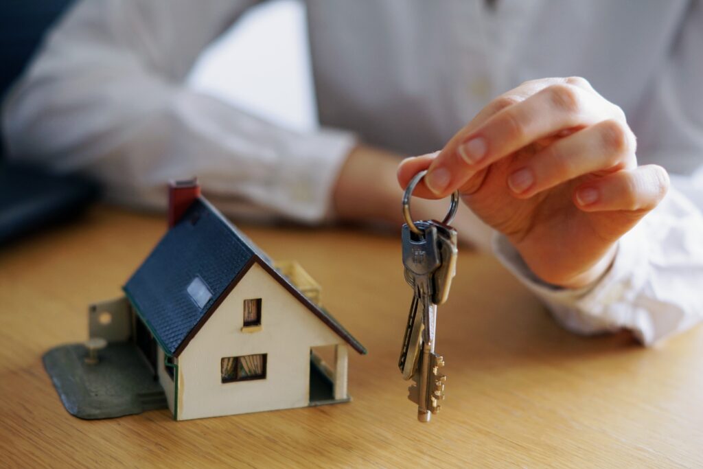 Un acercamiento de una persona pensando en comprar una casa en una inmobiliaria mar menor