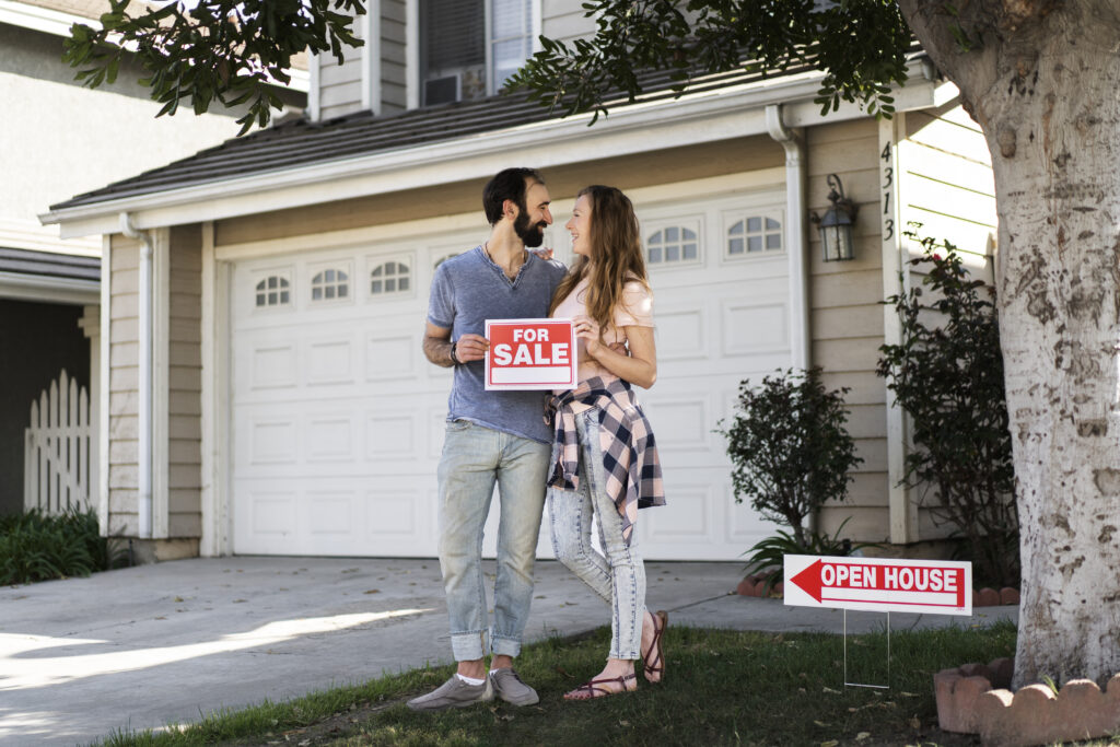 pareja poniendo una casa en venta
